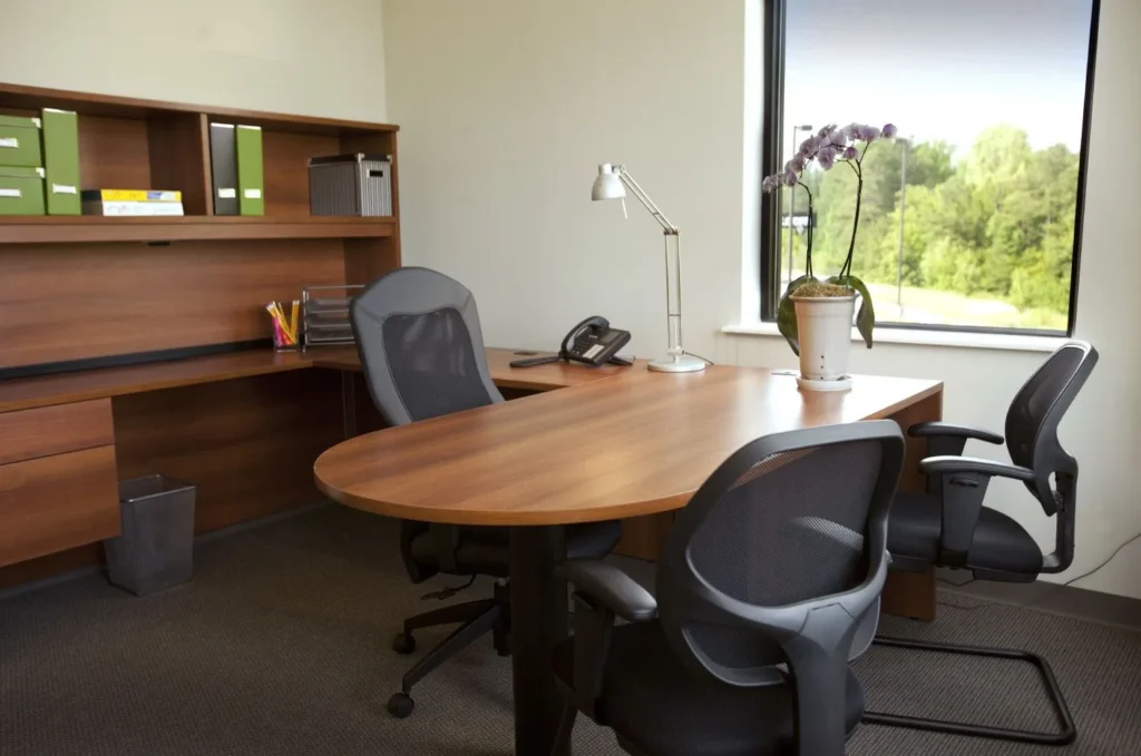 Large office with modern furnishings that can be rented